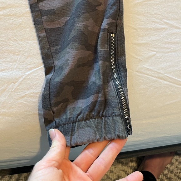Athleta Camo farallon jogger with pocket & ankle zippers - Picture 5 of 6